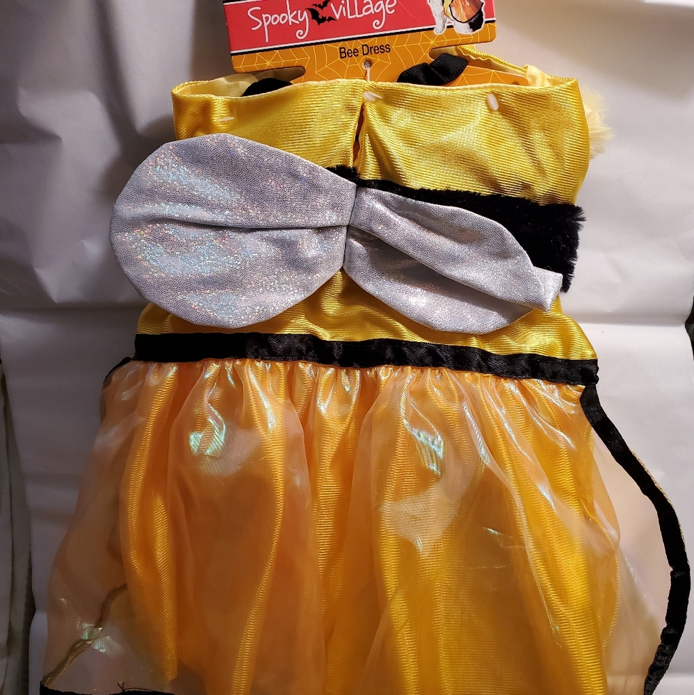 Spooky Village BEE pet costume
Dress with wings